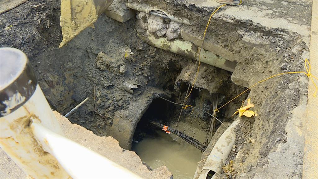 地下涵管銜接處脫落「地基掏空」　台北光復北路驚現「三公尺深天坑」