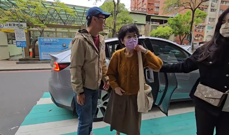 快新聞／柯文哲開刀住院！陳佩琪今再現身醫院　被問「柯何時出院」反應曝