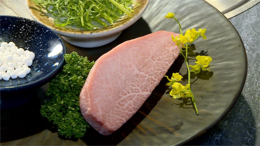 粉嫩和牛搭配芥末棉花糖　油脂黃金平衡
