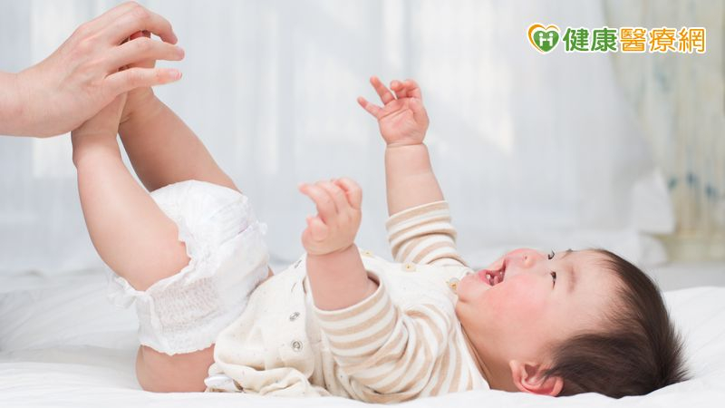 孩子換尿布有咔嗒怪聲？醫：恐是髖部問題　及早發現避免終生跛行