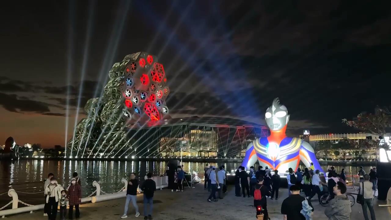 超人力霸王降臨高雄! 15公尺高"初代.迪卡"矗立愛河灣