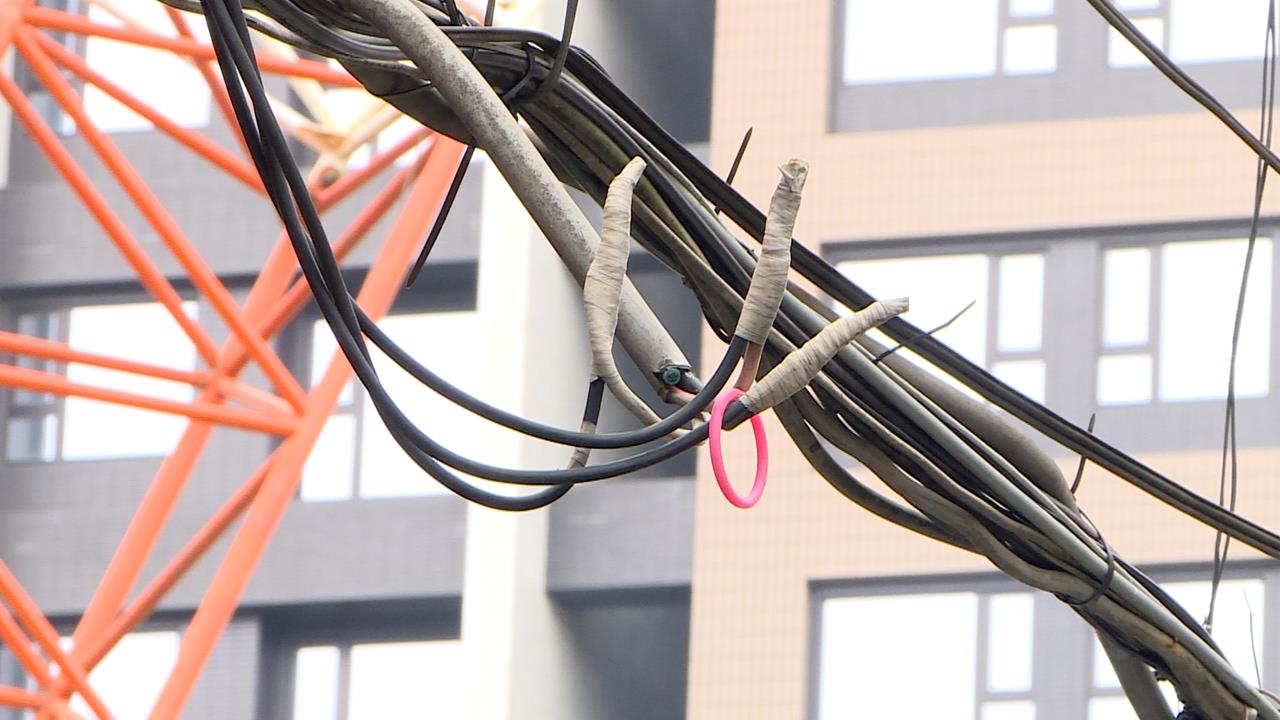 工程車勾到電線! 板橋湳雅市場冒火光 攤商瞬間停電