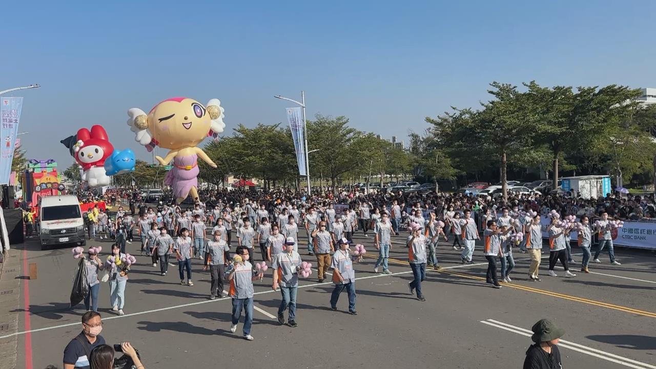 OPEN大氣球起飛！　告五人、「告五豬」遊行首度合體