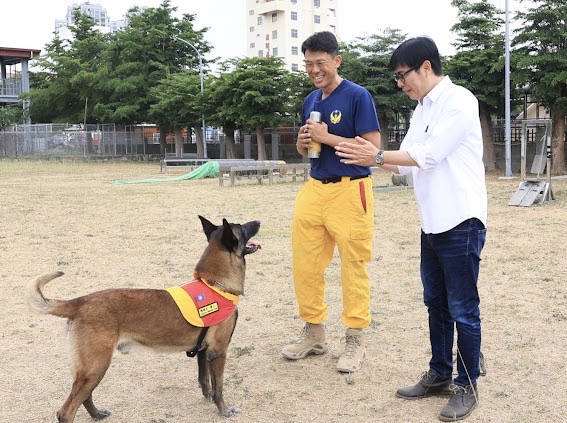 國際搜救犬日　陳其邁慰勞汪汪隊送上禮物