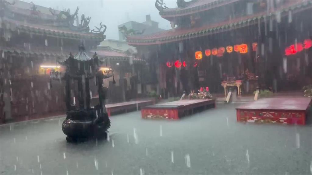 快新聞／雨好大！彰化鹿港天后宮大淹水　天公爐慘遭泡水畫面曝
