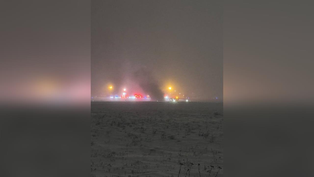 快新聞/美國私人飛機起飛突墜毀!現場黑煙四起 機上8人生死未明