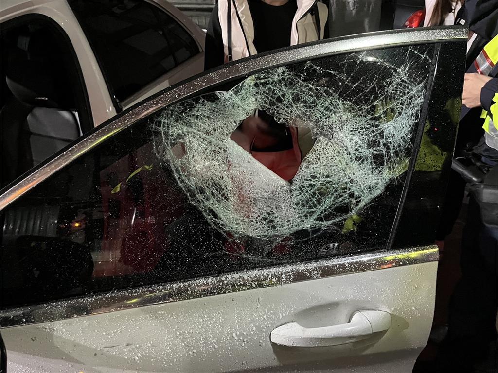 財務糾紛？台中球棒隊當街攔車　又追到停車場猛砸車