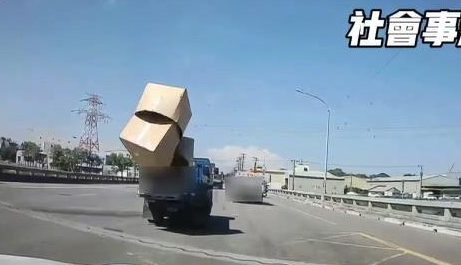 扯！貨車路中噴紙箱險砸後車　警將開罰