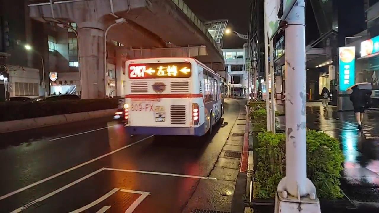 公車司機開車講電話「大談借錢利息」　乘客憂出意外！業者：給予行政懲處