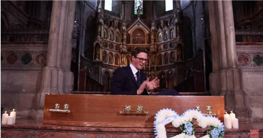 英國超狂YTR這方法取得「死亡證明」!還為自己舉辦假葬禮