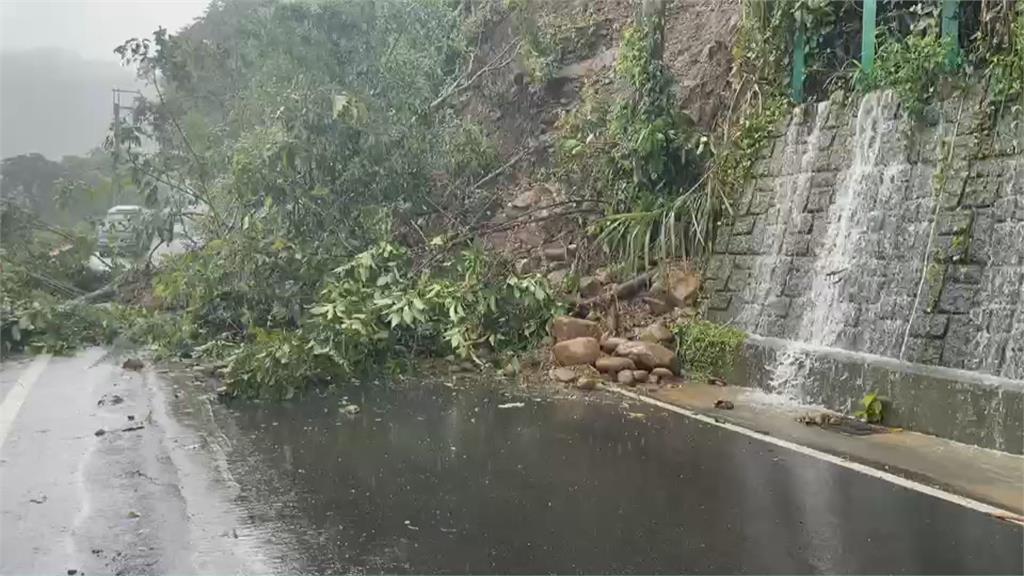 新竹縣122縣道土石崩落　樹被連根拔起倒路中央