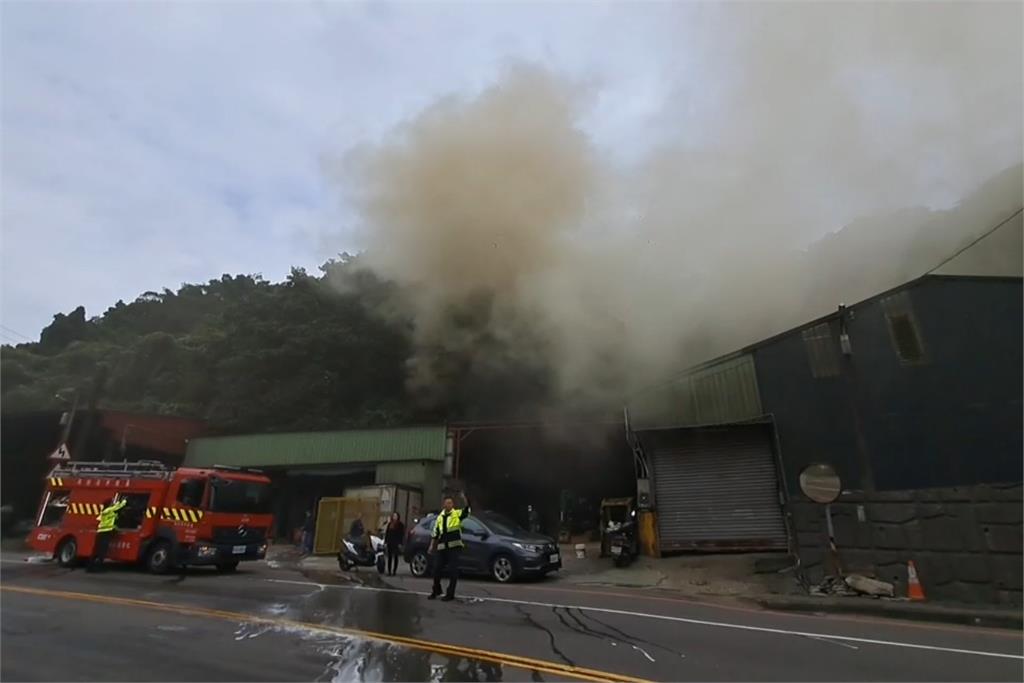 快新聞／基隆麥金路1汽修廠發生火警　消防人員急到場灌救1傷
