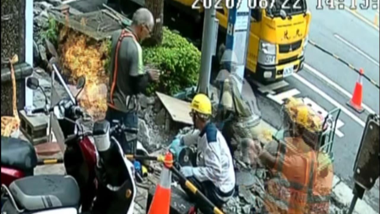 施工挖破天然氣管？　桃園中正路氣爆「烈焰波及1工人」
