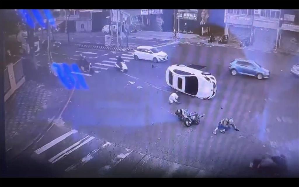 轎車失控追尾變「立筊」！滑行猛鏟機車　騎士衰遭殃