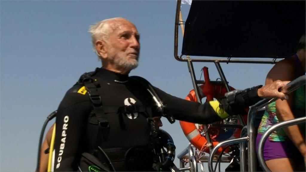 95歲全球最老潛水員！潛深海44分鐘大冒險