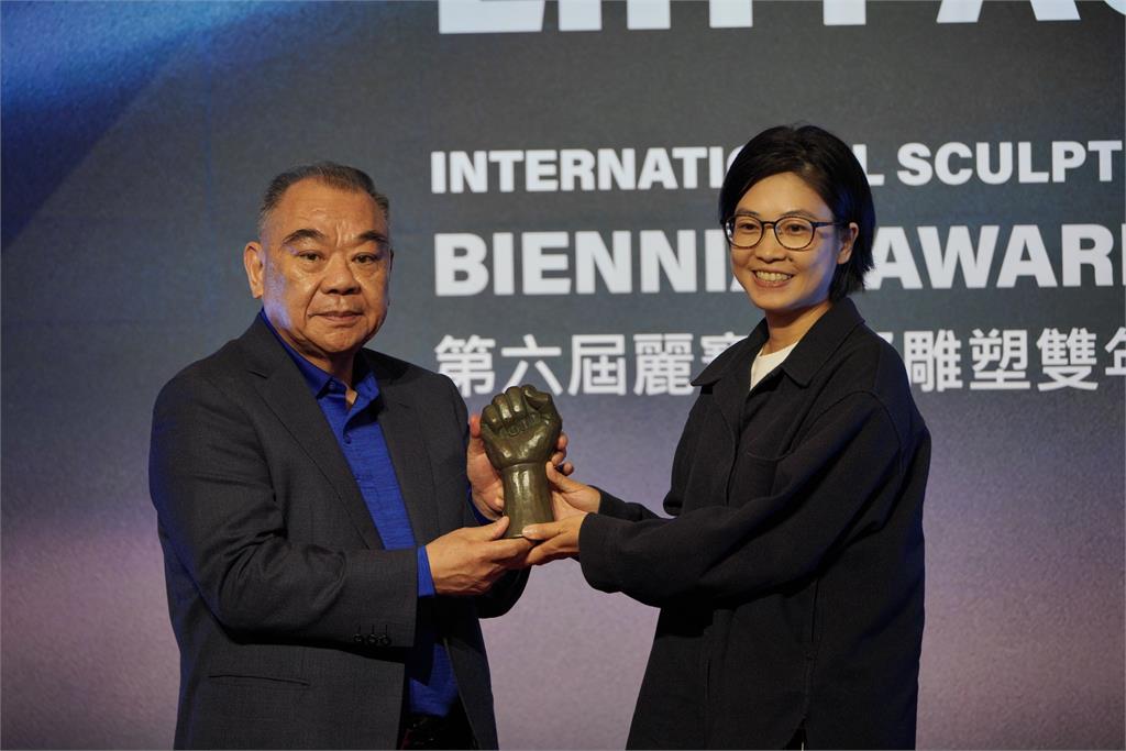 第六屆麗寶國際雕塑雙年獎！台灣藝術家戴素貞《浪花》奪金獎