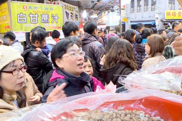 雨停了！迪化街人潮擠爆 業者樂賺過年財