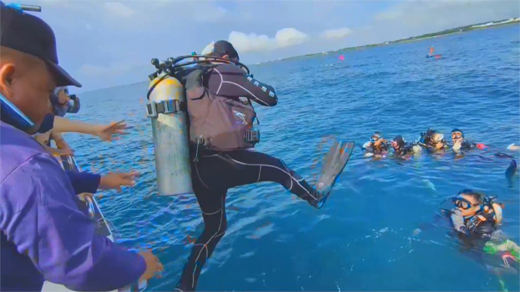 澎湖海洋生態遭破壞　環境部長彭啓明親自下水清除海底覆網