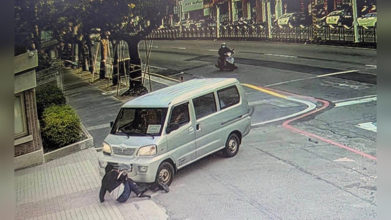 一早就酒駕！廂型車失控撞人行道　再衝校門猛撞科大職員