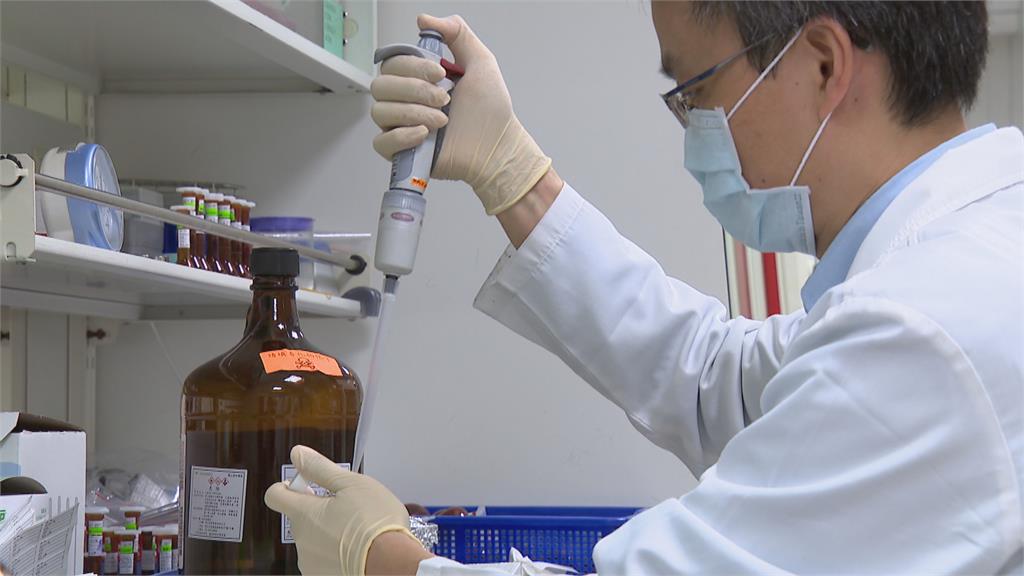 翁啟惠、馬徹率團隊研發成果　全球首支廣效抗體mRNA疫苗
