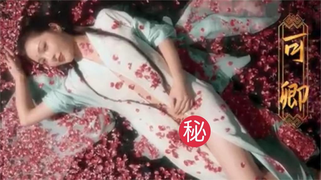 中國新版《紅樓夢》畫面太鹹濕！她僅用「花瓣遮私密處」網轟：變肉蒲團