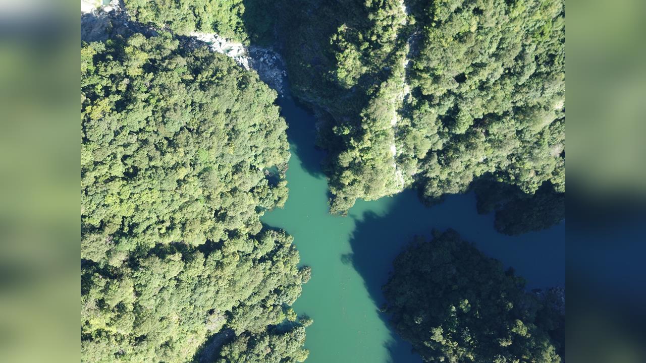 快新聞／蓄水量衝破102%！萬里溪堰塞湖預計「這時」溢流　最新空拍圖曝光