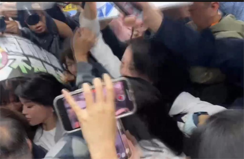 快新聞／《選罷法》僅用3分鐘宣讀　王鴻薇「沒人碰」卻大叫：不要拉我啦