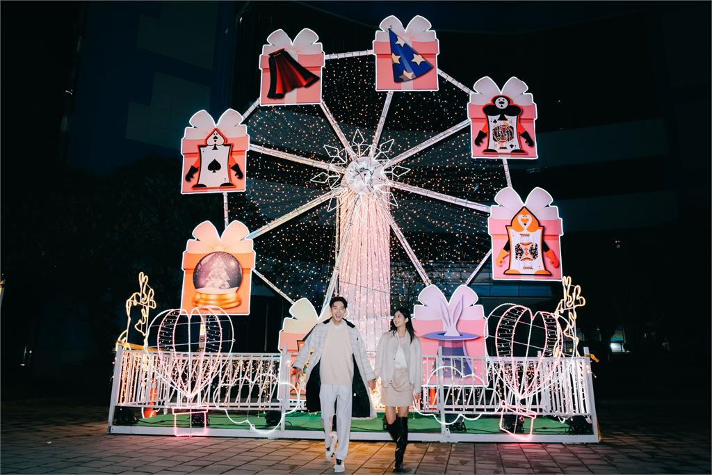 名人開箱魔幻童話王國 夢幻神秘光影盡收眼底