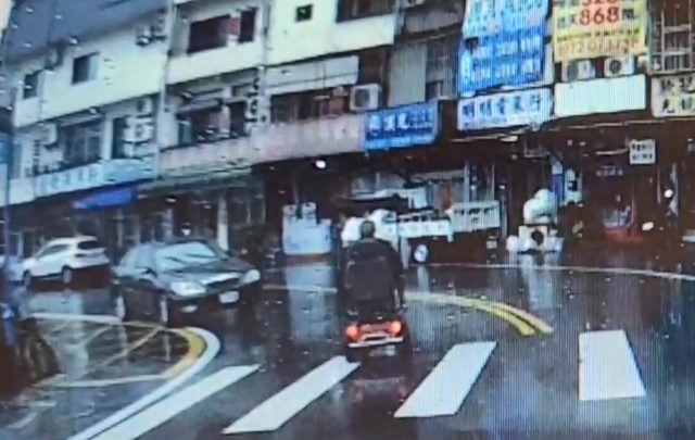 南方澳電動代步車亂象！　老翁雙黃線上徘徊還逆向