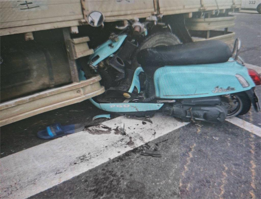 中壢無號誌路口車禍 機車卡進貨車底部滿地血跡