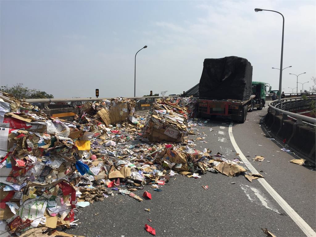 快新聞／國1匝道貨車沒捆紮「回收物散落滿地」　<em>警花</em>1.5小時才清完