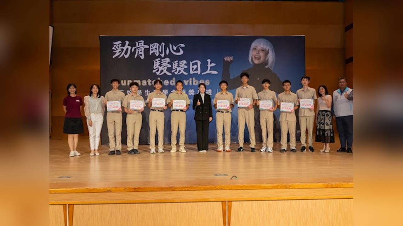 高虹安赴竹中頒「三好獎學金」9學生各獲1萬5千元獎金