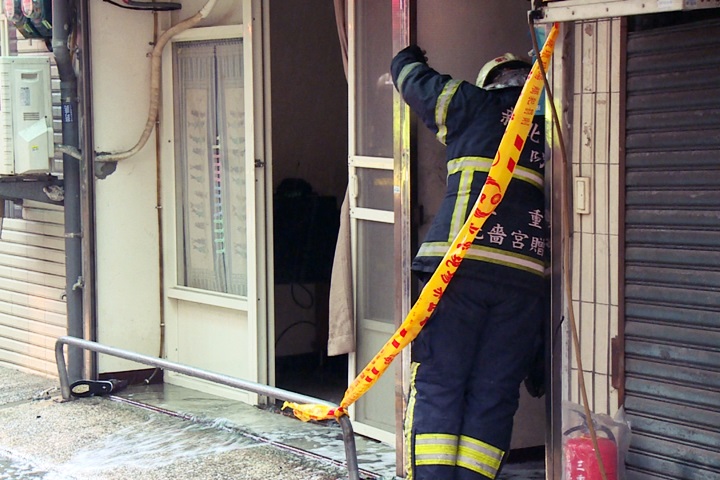 三重出租公寓失火 兩房客受傷送醫