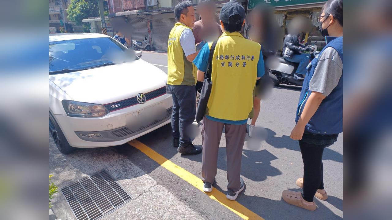快新聞／臨停分署前被抓到！基隆男欠罰單10萬餘元　碰上「智慧扣車」當場查扣