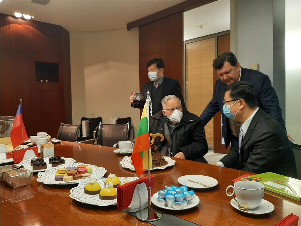 台灣代表處成立！89歲立陶宛國父親臨祝賀　現場有人激動落淚