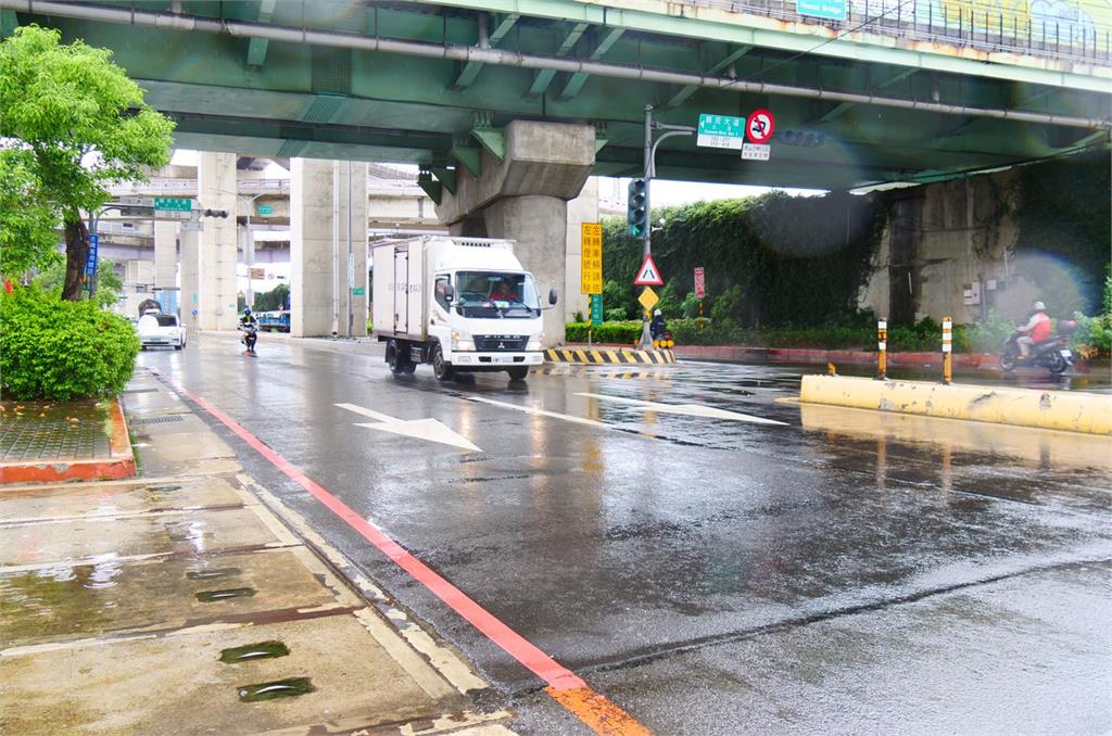 快新聞／山陀兒風雨趨緩　新北越堤道、横移門、堤外停車場明5時開放