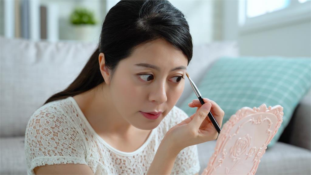 眉毛也能畫出靈魂感？掌握這5個技巧讓眼神更自然動人