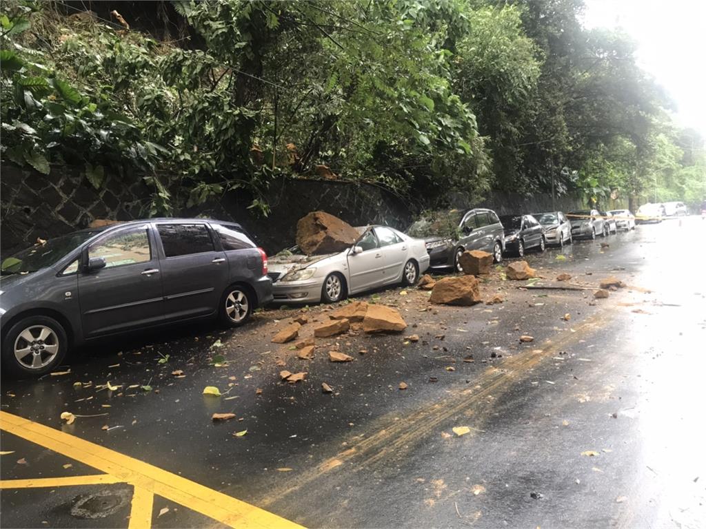 快新聞／連夜大雨傳災情！台北內湖土石崩落砸毀3車