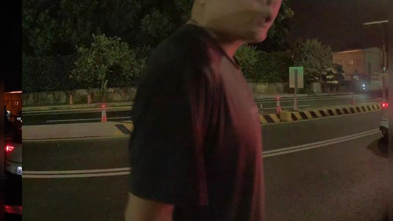 行車糾紛驚魂記！　疑不滿被超車尾隨被害人亮「左輪」敲擊車窗