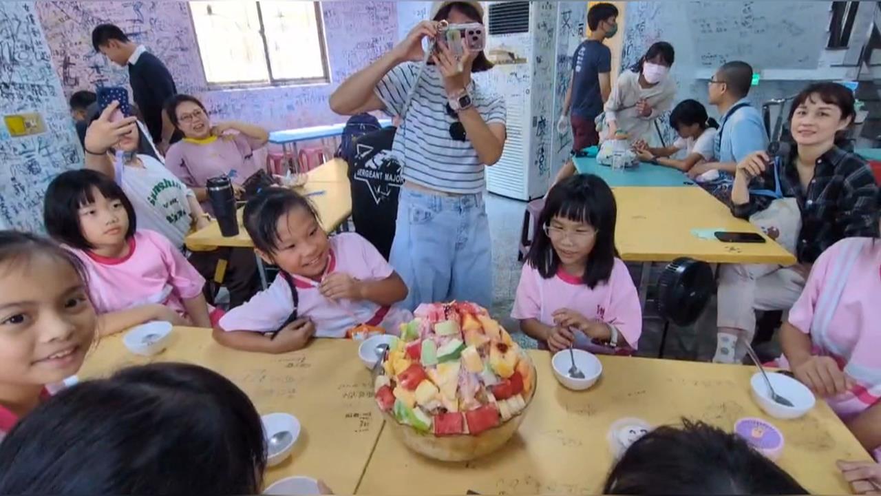 高雄體感溫度飆37度! 民眾湧冰店"吃十人份水果冰"消暑