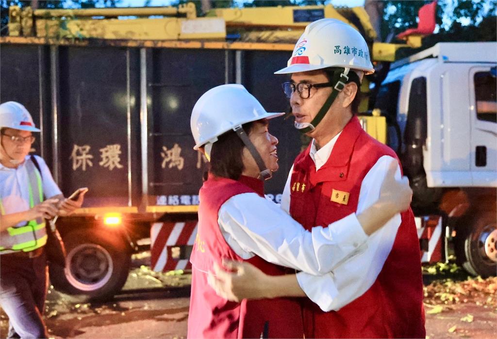 丹娜絲重創嘉義!陳其邁率39車百人馳援 黃敏惠淚擁:他第一個打來