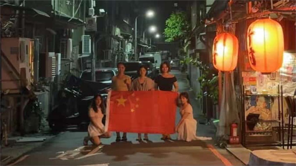 中國遊客在台「高舉五星旗」！真實身分遭起底…知情人士親揭「嚴重下場」