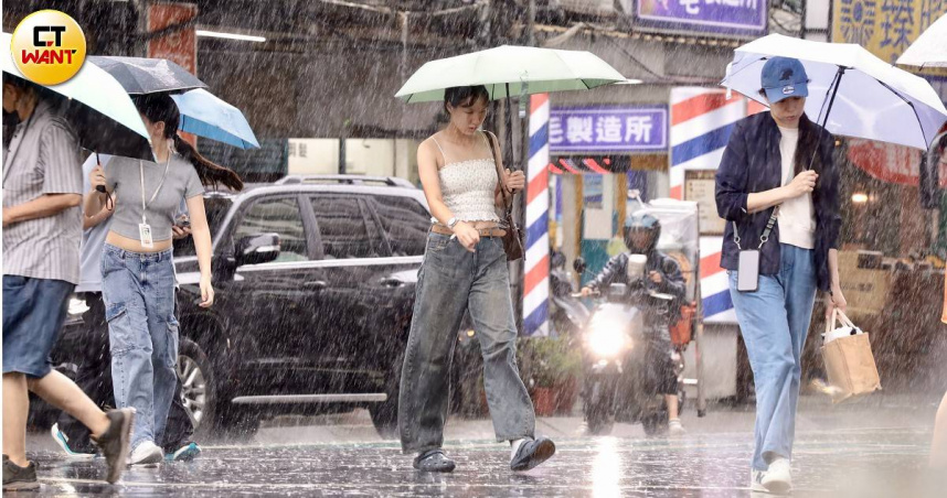 雨彈續炸！12縣市豪、大雨特報　5地區放「豪雨假」