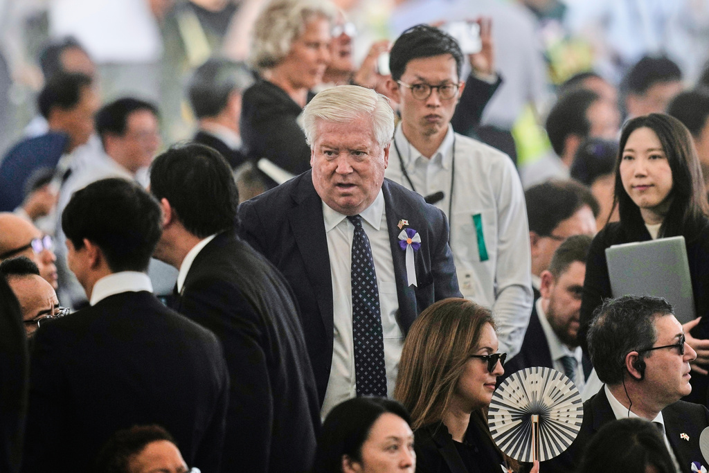 原爆80週年和平儀式　駐日代表李逸洋與美大使葛拉斯握手寒暄