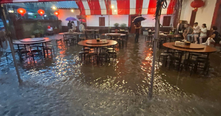 暴雨猛襲台中！北屯馬路黃泥滾滾　必比登餐廳秒變「流水席」