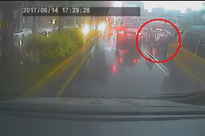 最美風景! 見救護車被擋 「熱血哥」冒雨助開路