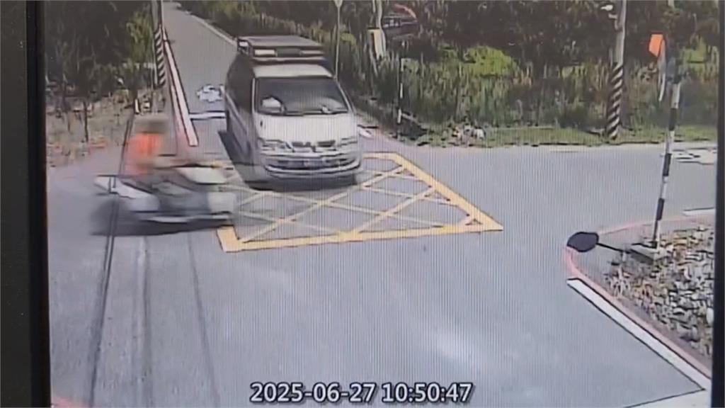 花蓮機車疑搶快撞車 騎士「連人帶車摔進田」多處傷