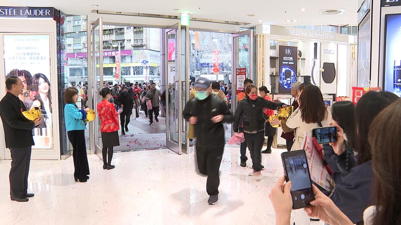 初一搶福袋! 頭獎抽名車.黃金 頭香民眾夜排2天