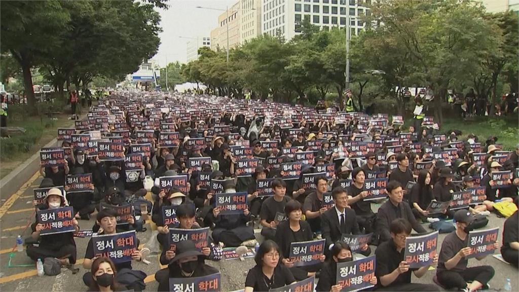 不滿「恐龍家長」霸凌　南韓千名教師走上街頭抗議
