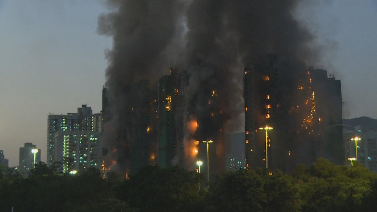 香港恐怖大火延燒　數千人無家可歸　已知13死1消防殉職